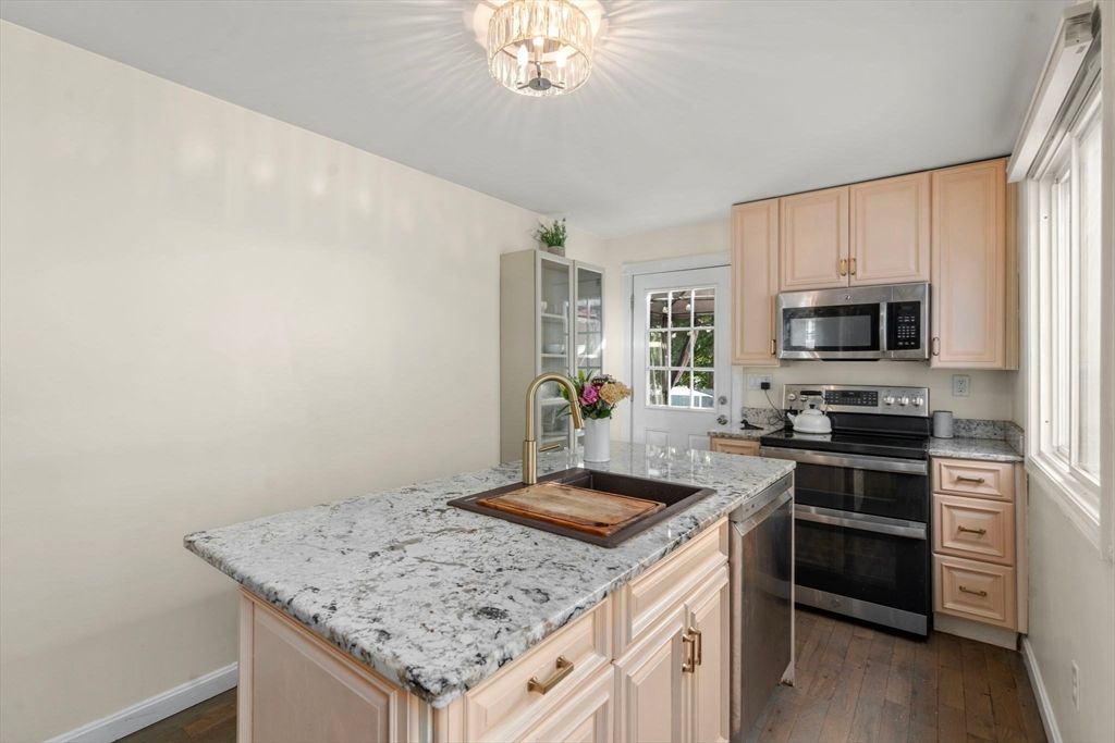 Dining room, Interior, Kitchen, Pendant Lights, Stainless Steel Appliances, Wood Texture Flooring