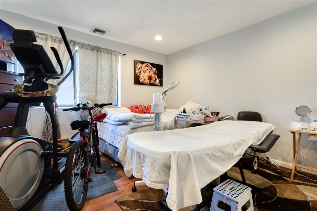 Fitness Equipment, Interior, Recessed Lighting, Wood Texture Flooring