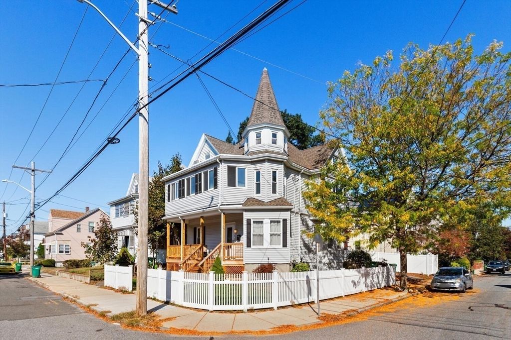 Exterior, Facade, Queen Anne Victorian
