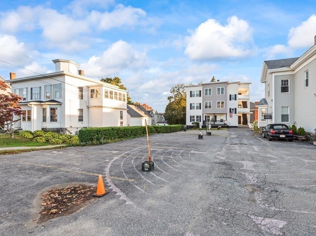 Exterior, Facade, Modern