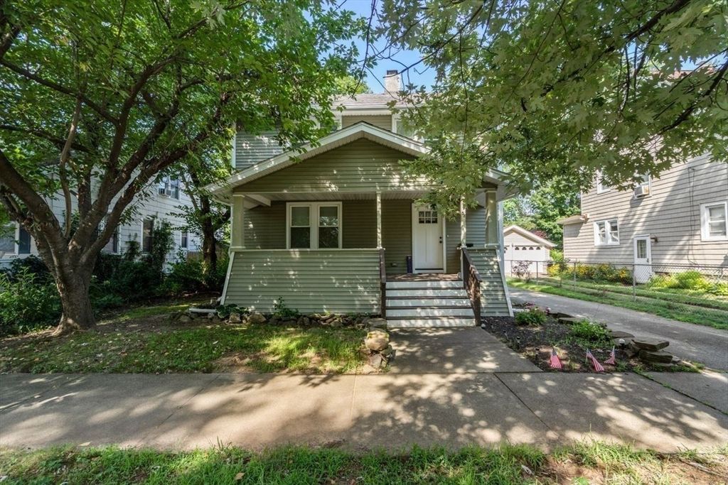 Exterior, Facade, American Foursquare