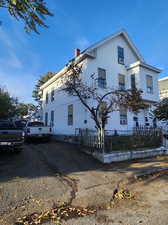 Exterior, Facade, Farmhouse