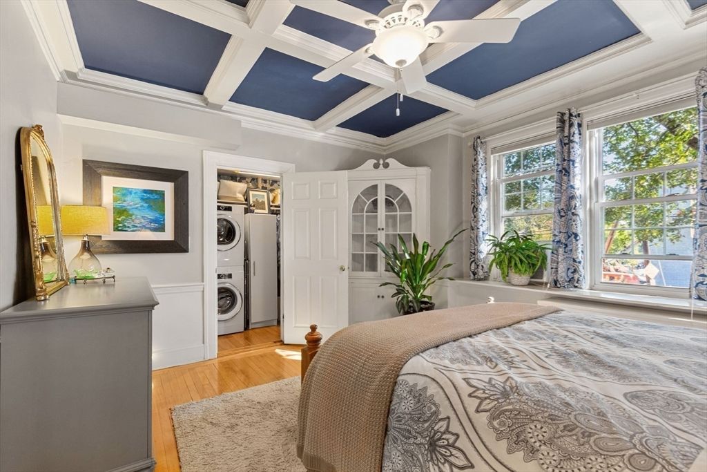 Bedroom, Interior, Washer, Wood Texture Flooring