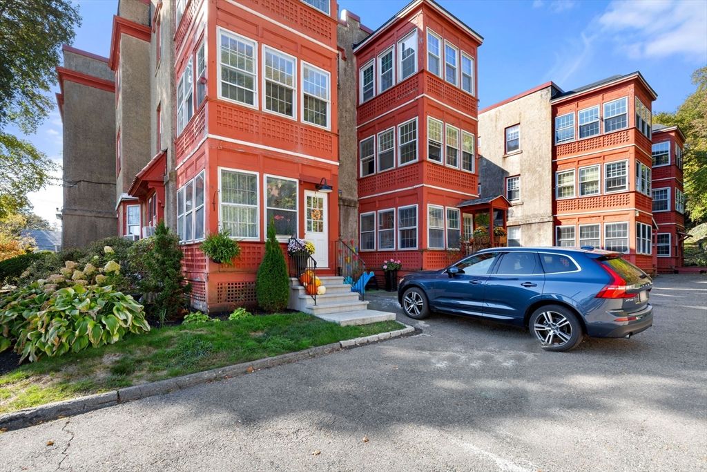 Exterior, Facade, Rowhouse