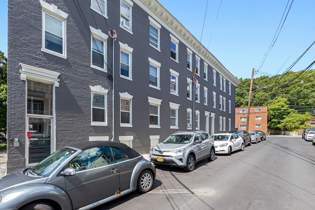 Exterior, Facade, Rowhouse