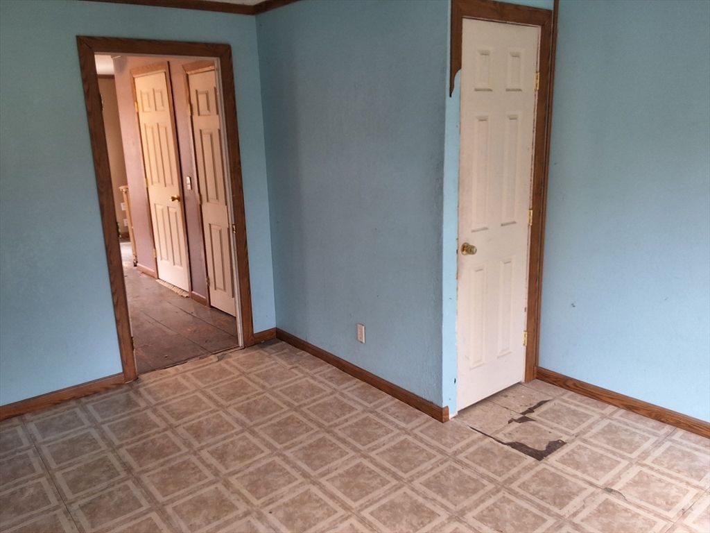 Empty room, Interior