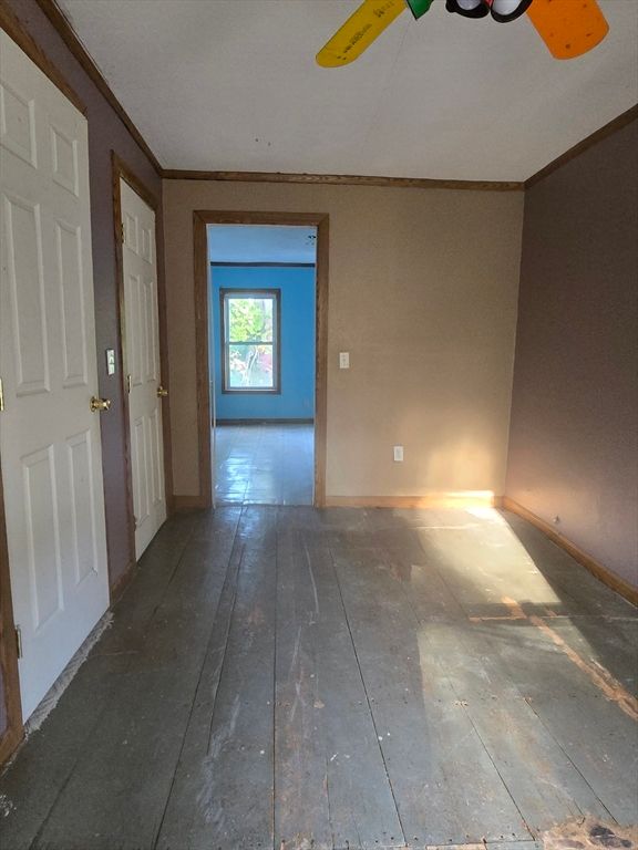 Empty room, Interior