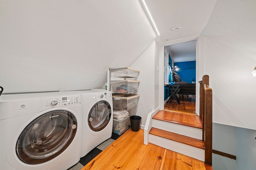 Interior, Washer, Wood Texture Flooring