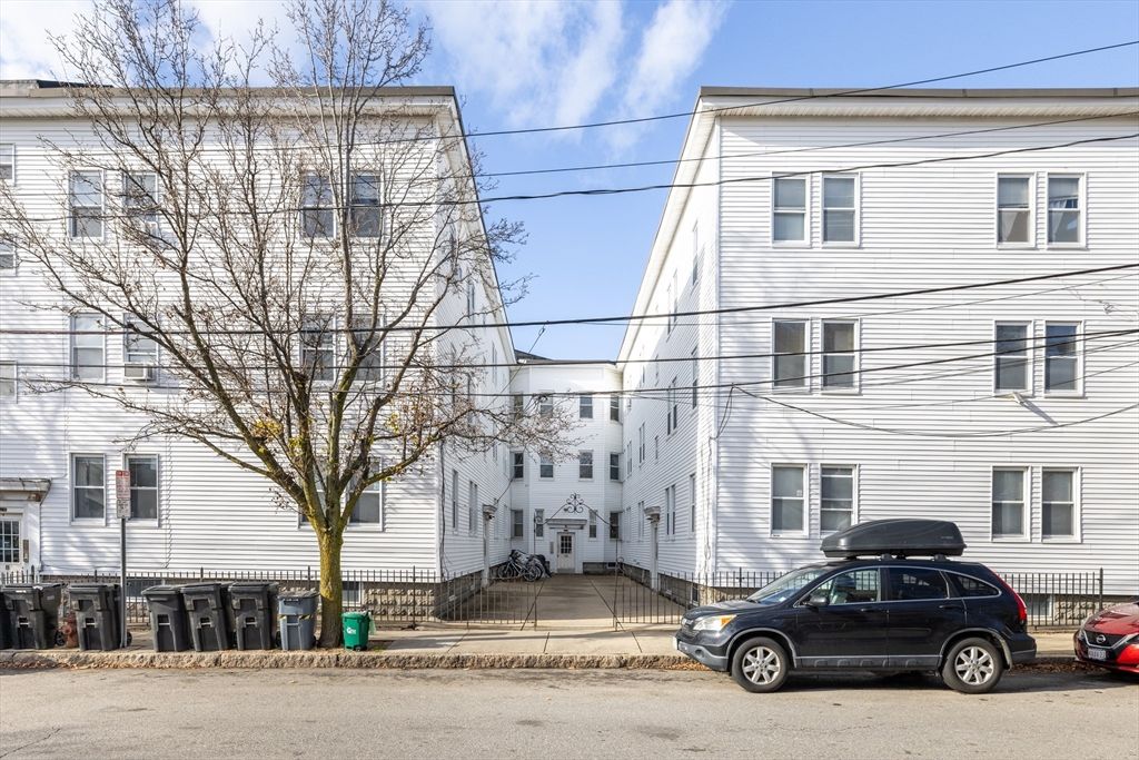 Exterior, Facade, Rowhouse