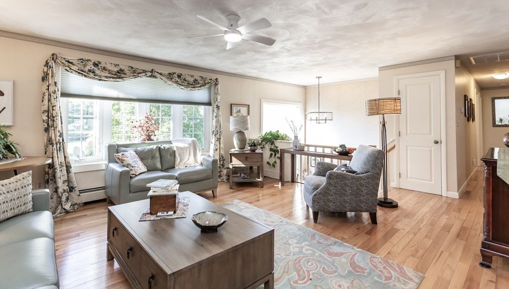 Interior, Living room, Pendant Lights, Wood Texture Flooring