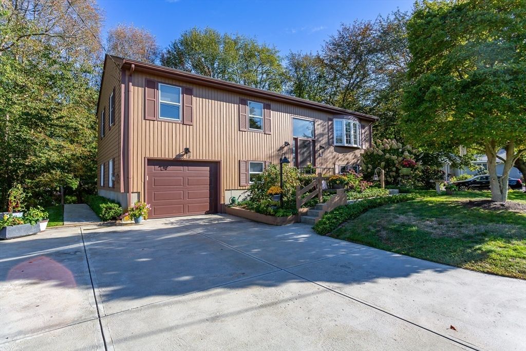 Attached, Exterior, Facade, Raised Ranch
