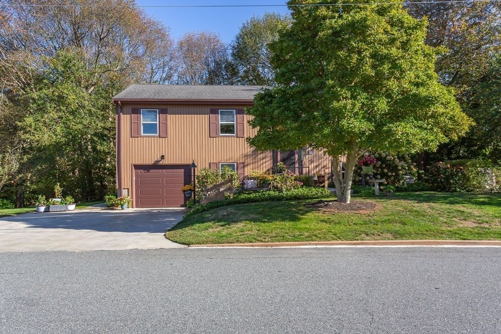 Attached, Exterior, Facade, Raised Ranch