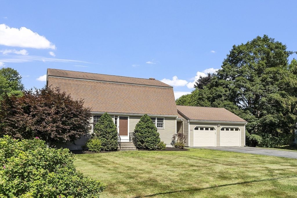 Attached, Exterior, Facade, Cape Cod