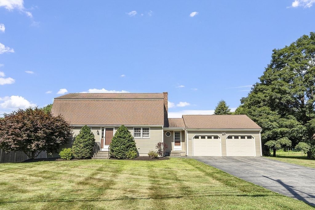 Attached, Exterior, Facade, Cape Cod