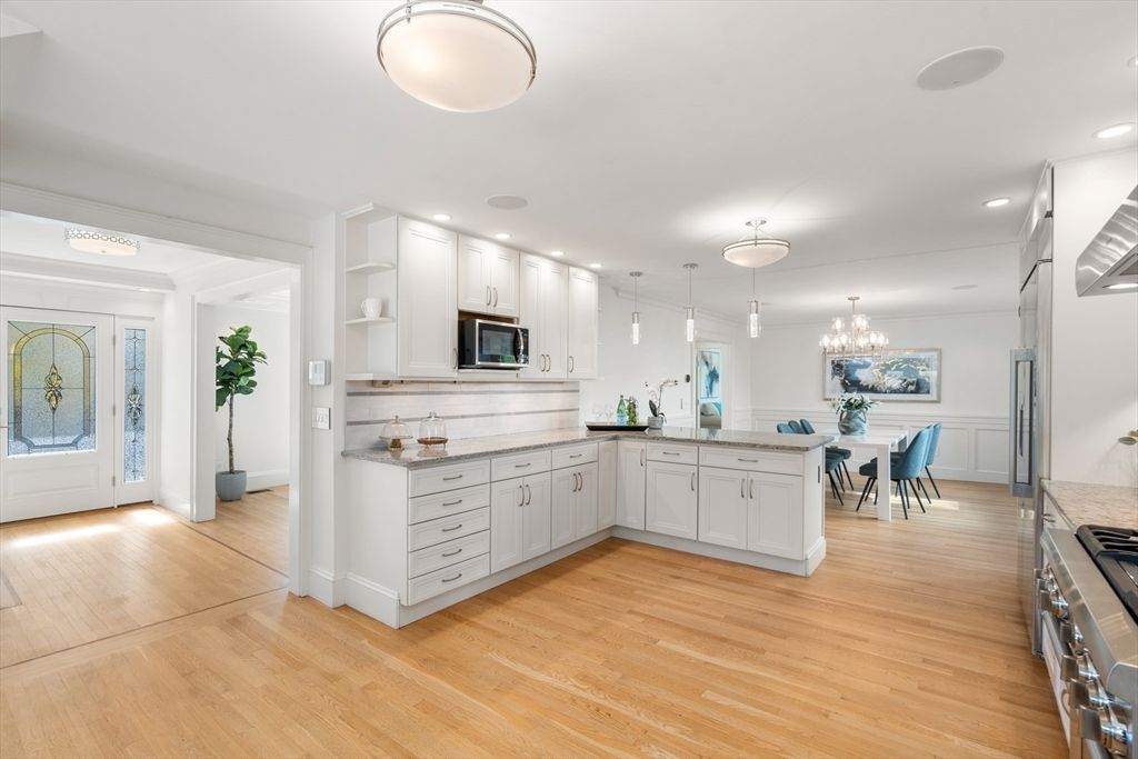 Chandelier, Dining room, Interior, Kitchen, Pendant Lights, Recessed Lighting, Stainless Steel Appliances, Wood Texture Flooring