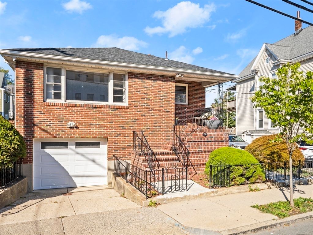 Attached, Exterior, Facade, Brick Facade, Georgian