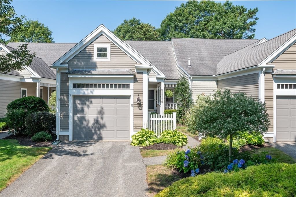 Attached, Exterior, Facade, Ranch