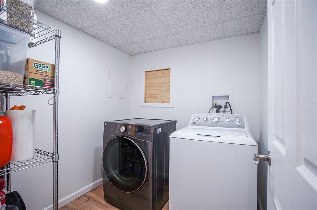 Interior, Recessed Lighting, Washer, Wood Texture Flooring
