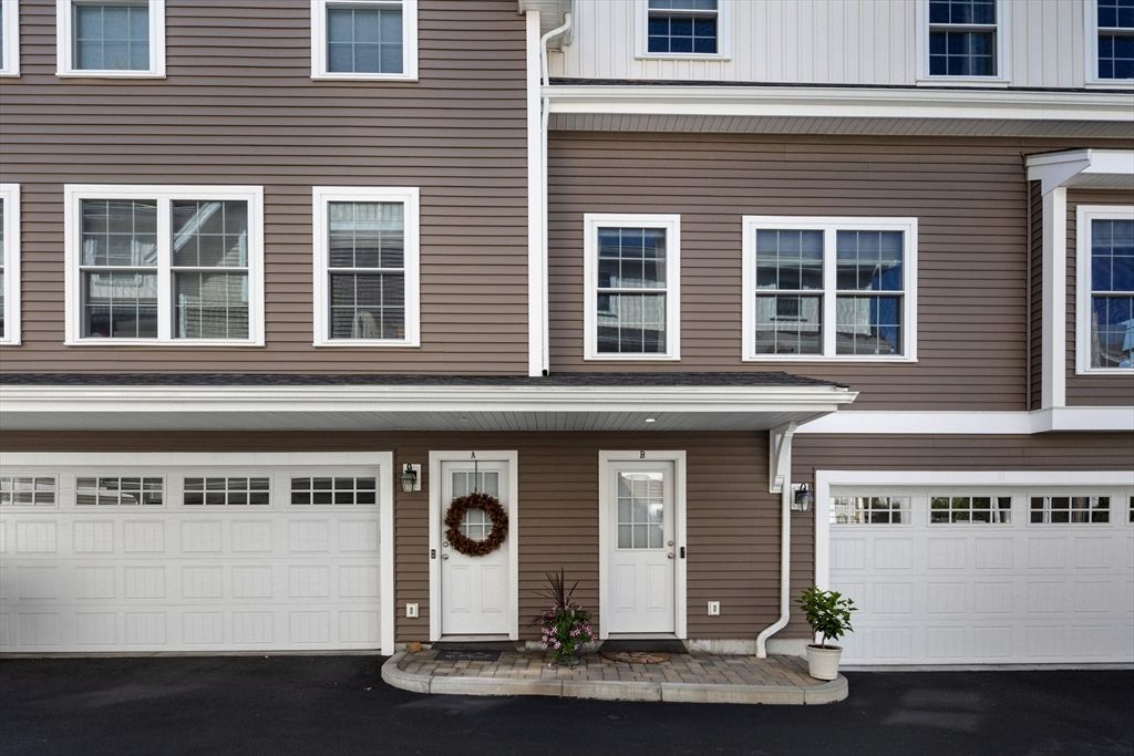 Attached, Exterior, Facade, Rowhouse