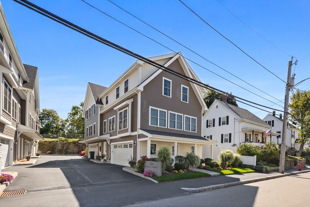Attached, Exterior, Facade, Queen Anne Victorian