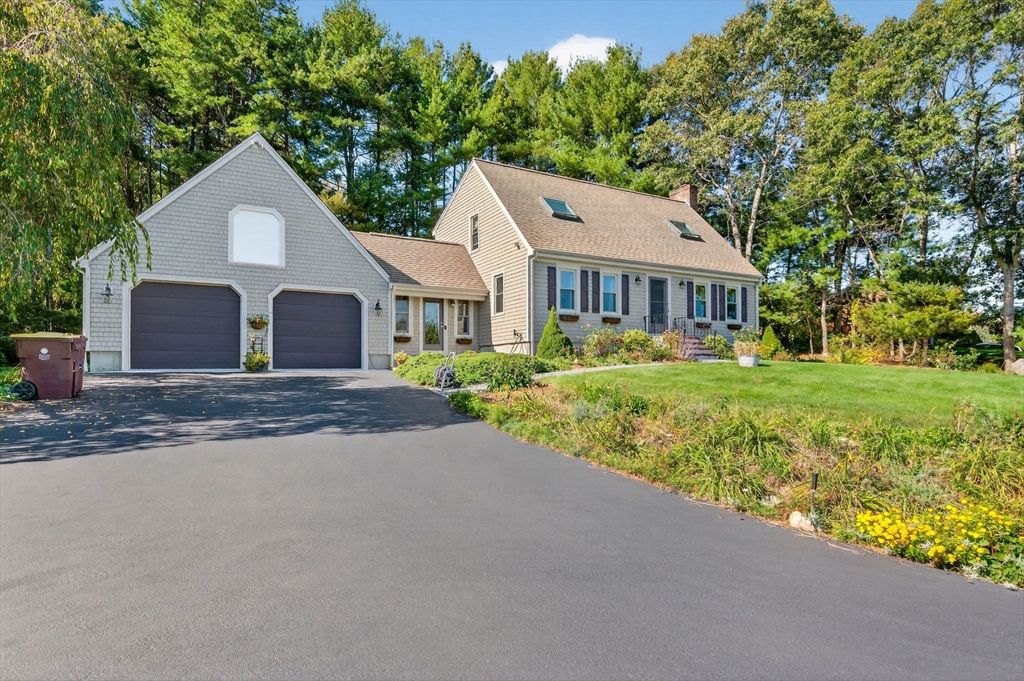 Attached, Exterior, Facade, Cape Cod