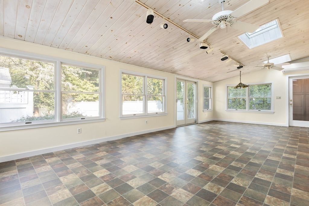 Empty room, Interior, Wooden Ceilings