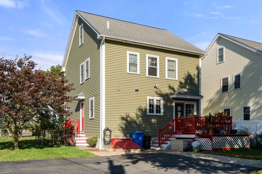 Exterior, Facade, Rowhouse