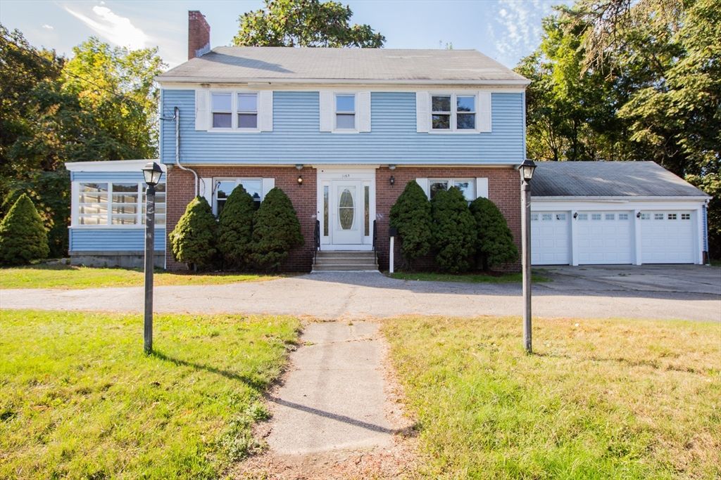 Attached, Exterior, Facade, Brick Facade, Split Level