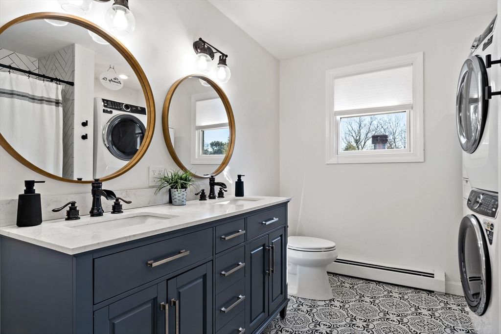 Bathroom, Dual Sink Vanities, Interior