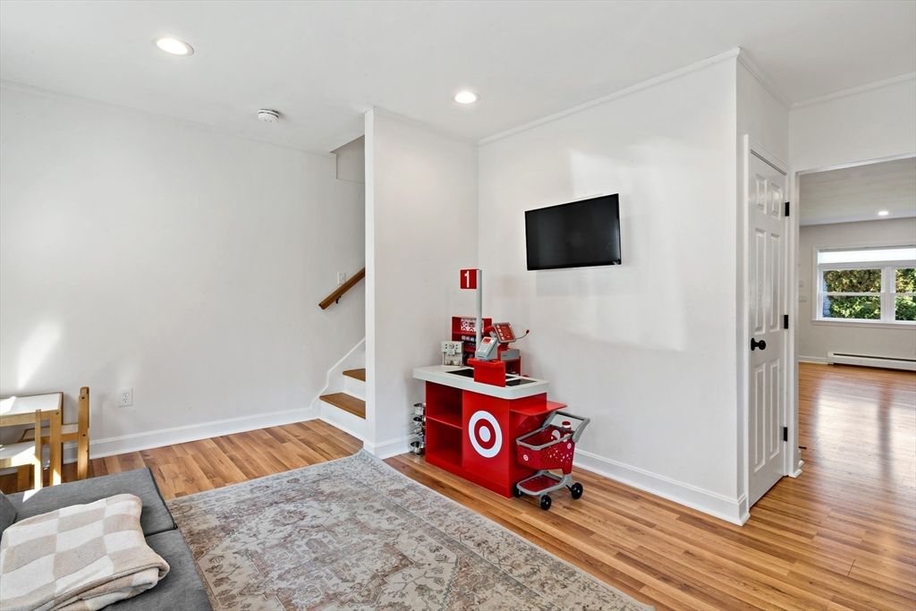 Interior, Recessed Lighting, Wood Texture Flooring