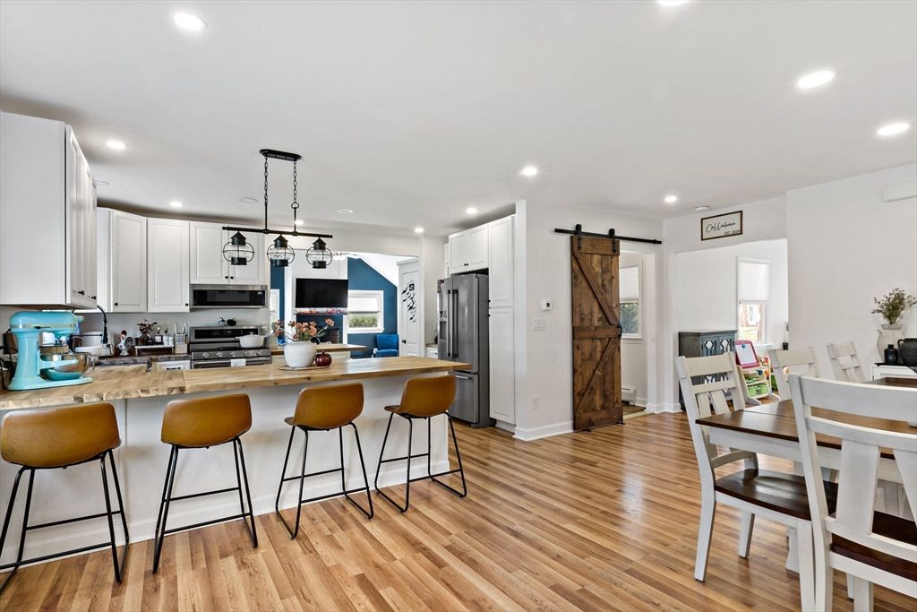 Dining room, Interior, Kitchen, Pendant Lights, Recessed Lighting, Wood Texture Flooring