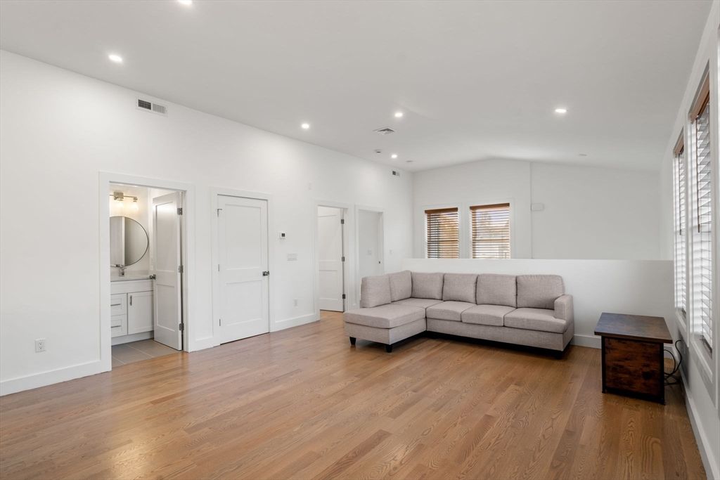 Interior, Recessed Lighting, Washer, Wood Texture Flooring