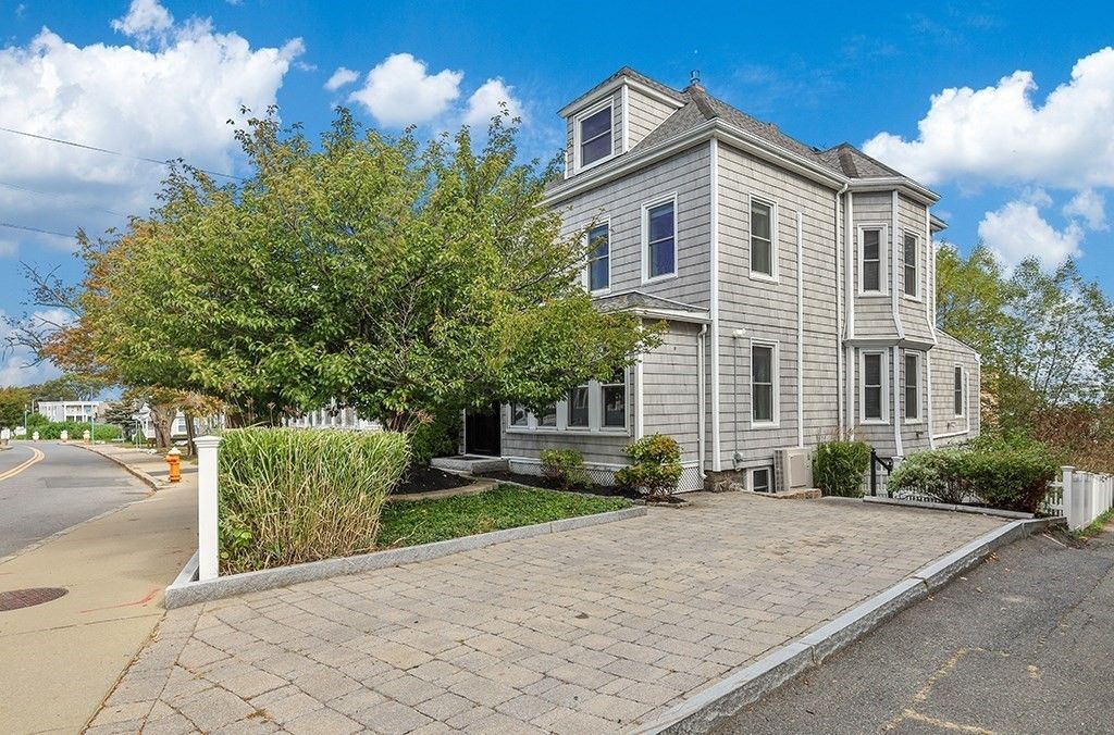 Exterior, Facade, Queen Anne Victorian