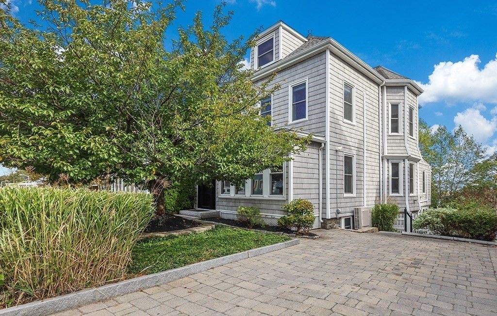 Exterior, Facade, Queen Anne Victorian