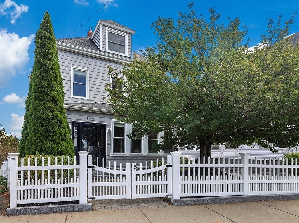 Exterior, Facade, American Foursquare