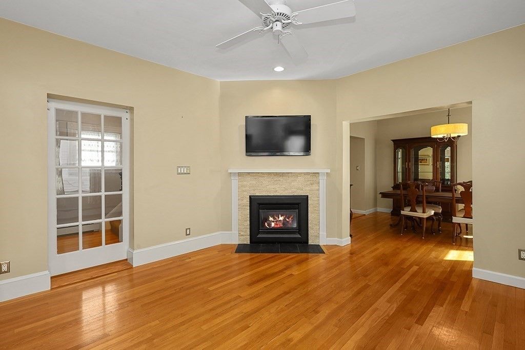 Dining room, Fireplace, Interior, Recessed Lighting, Wood Texture Flooring