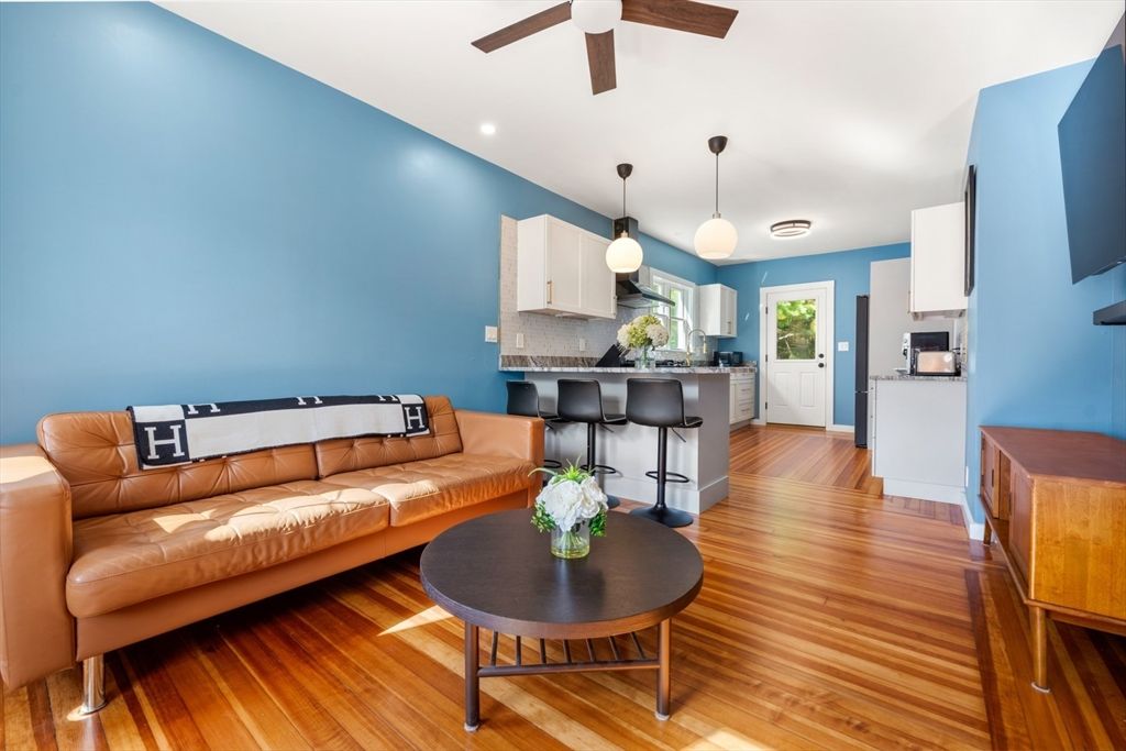 Interior, Kitchen, Living room, Pendant Lights, Recessed Lighting, Wood Texture Flooring