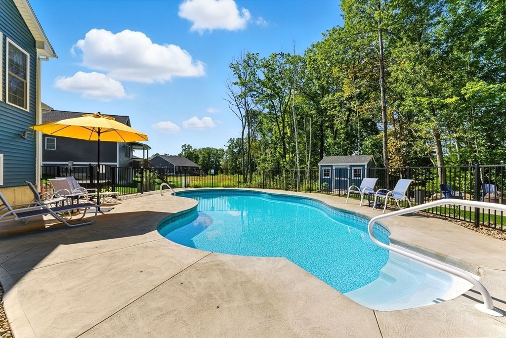 Exterior, Pool