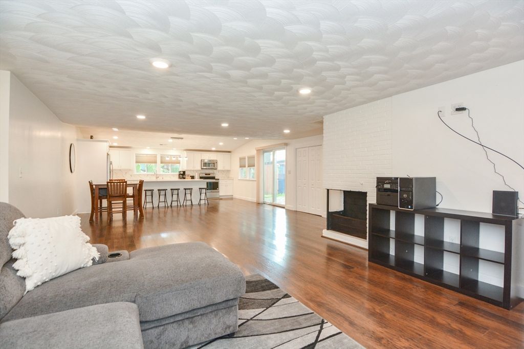 Dining room, Interior, Kitchen, Recessed Lighting, Wood Texture Flooring
