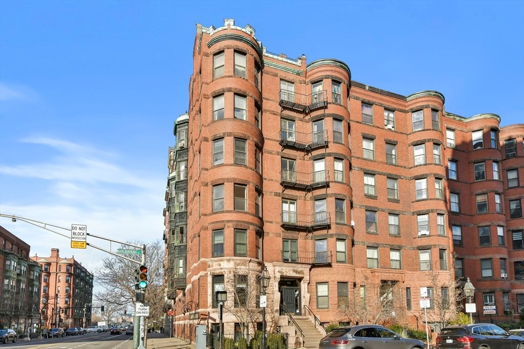 Exterior, Facade, Rowhouse
