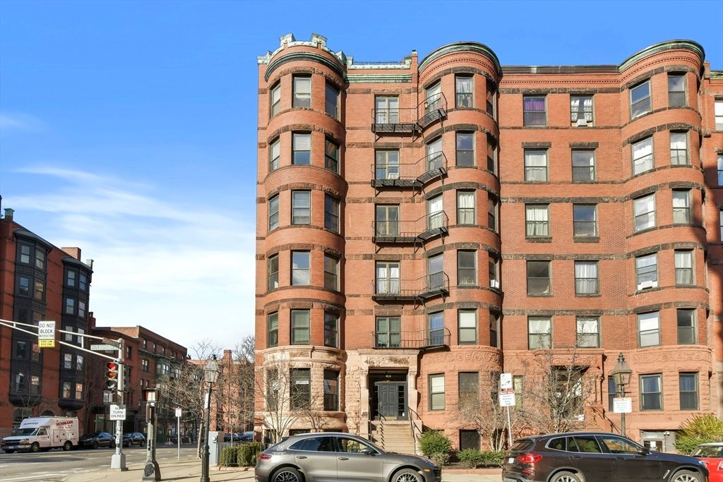 Exterior, Facade, Rowhouse