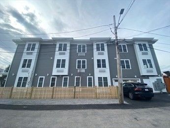 Exterior, Facade, Rowhouse