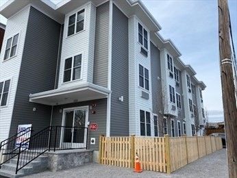 Exterior, Facade, Rowhouse