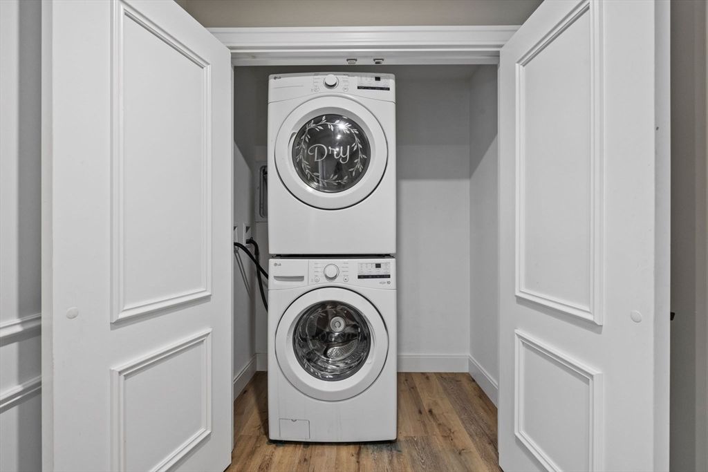 Interior, Utility Closets, Washer, Wood Texture Flooring