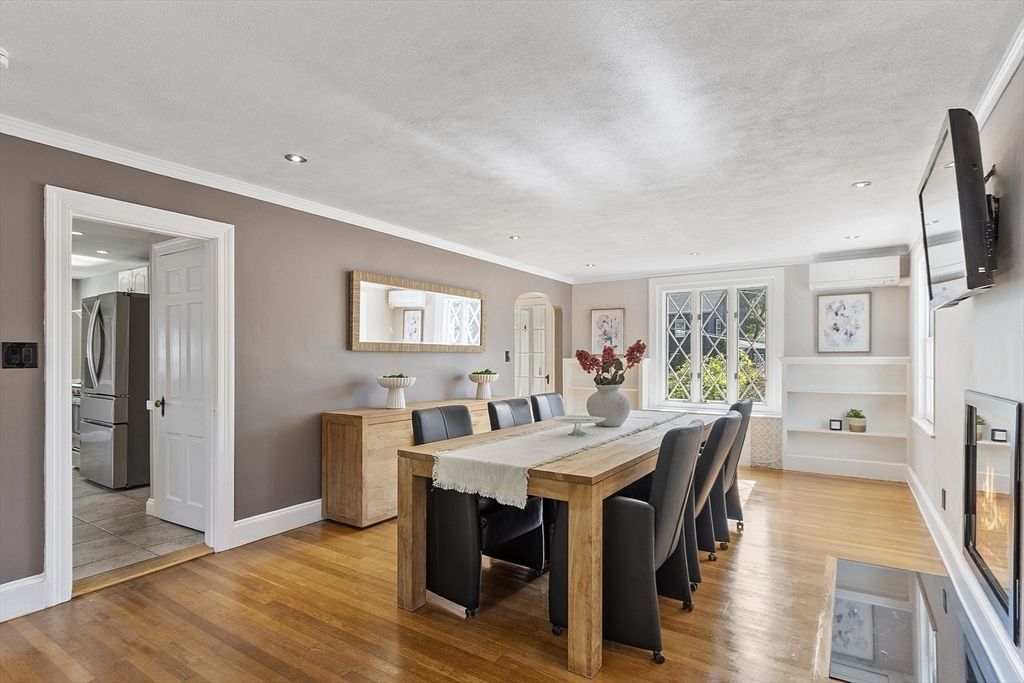Dining room, Interior, Kitchen, Recessed Lighting, Wood Texture Flooring