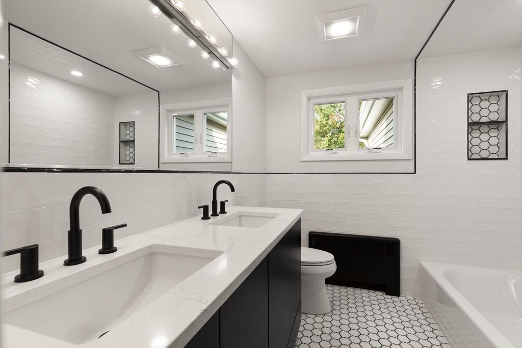 Bathroom, Dual Sink Vanities, Interior, Recessed Lighting