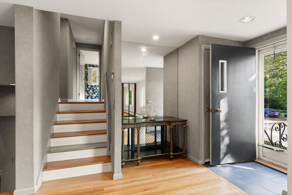 Interior, Recessed Lighting, Wood Texture Flooring