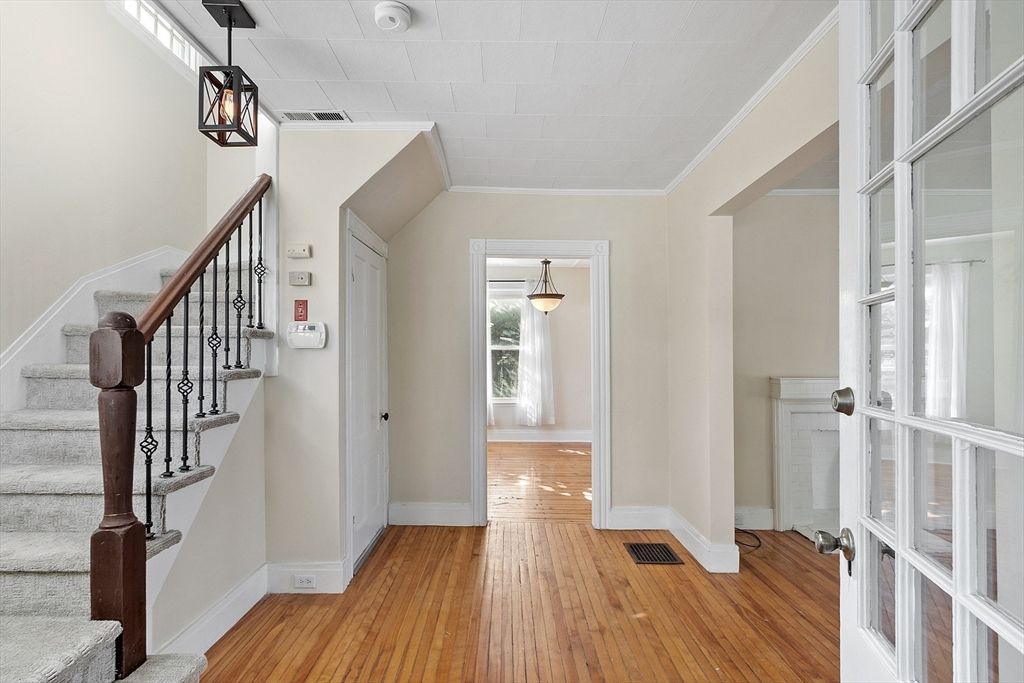 Interior, Pendant Lights, Wood Texture Flooring