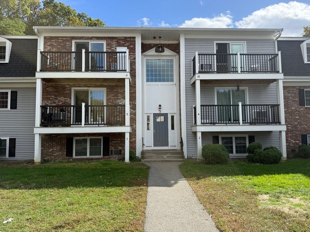 Exterior, Facade, Brick Facade, Rowhouse