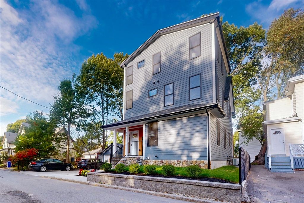Exterior, Facade, American Foursquare